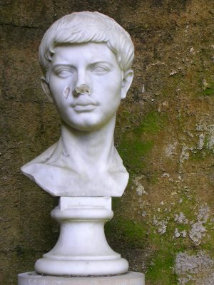 Busto de Publio Virgilio “el más guapo” Marón, sobre su tumba en Napoles.